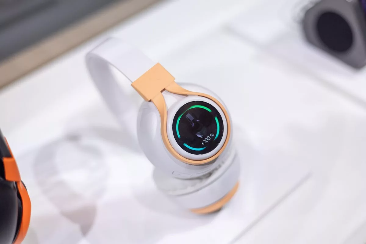 هدفون بی‌سیم مجهز به نمایشگر - نمایشگاه MWC 2024